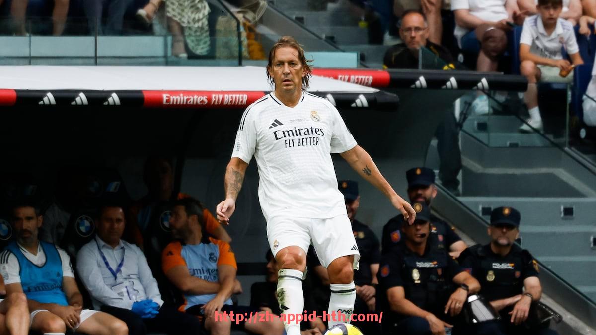 HTH华体会APP下载-法甲里昂年度最佳阵容评选与球员表现分析